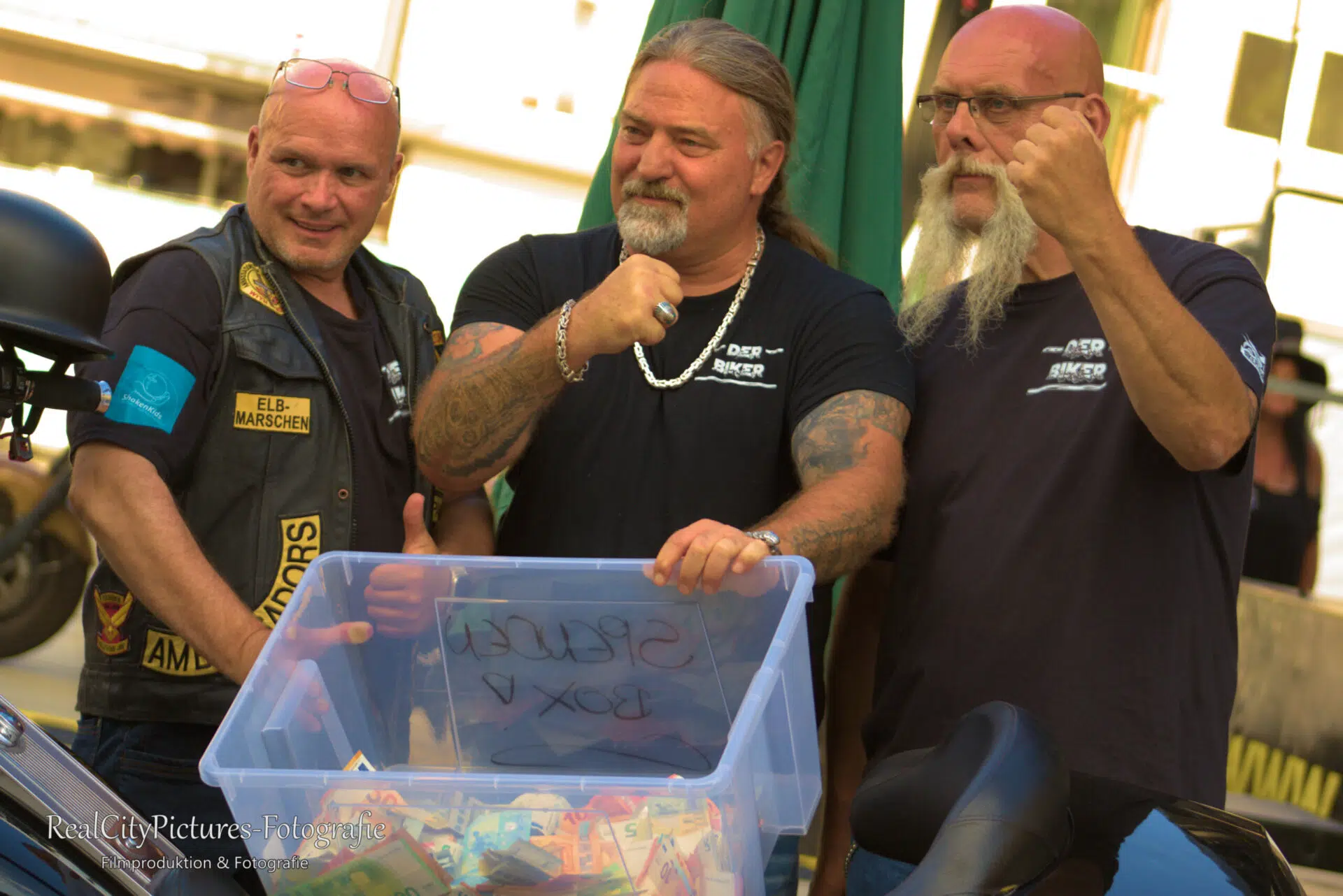 Spende Aktion von der Biker mit befreundeten Rockern
