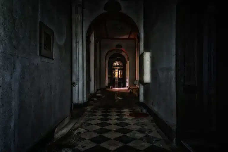 corridor-4058036_1920